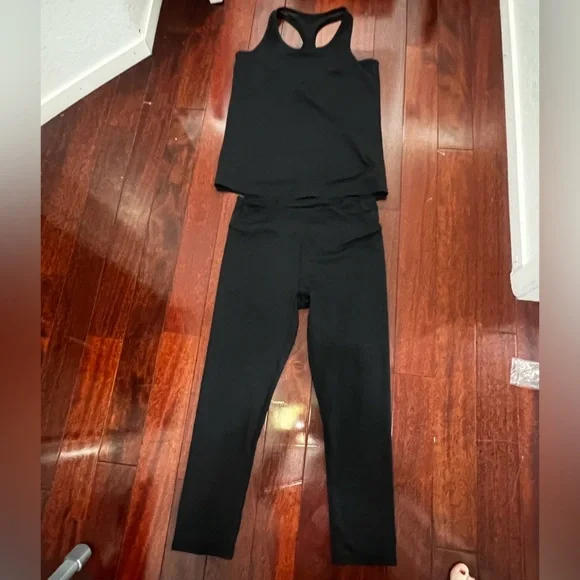 Fabletics Women's Black Sleeveless top and matching leggings - Picture 1 of 4